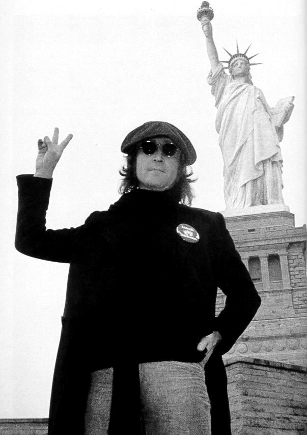 Lennon_statue_of_liberty